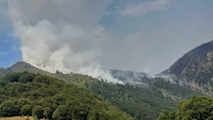 Incendi nel Vco, il fronte avanza: a Piedimulera il fuoco raggiunge il Pizzo Castello. A Calasca due fronti e 150 ettari in fumo