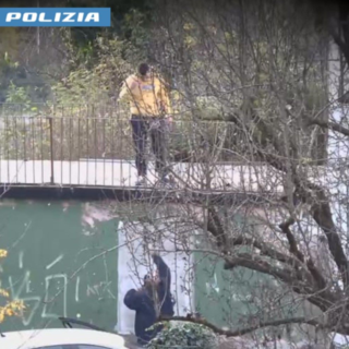 Spaccio con "lancio" della droga dal terrazzo. Due pusher arrestati dalla polizia Spaccio con "lancio" della droga dal terrazzo. Due pusher arrestati dalla polizia