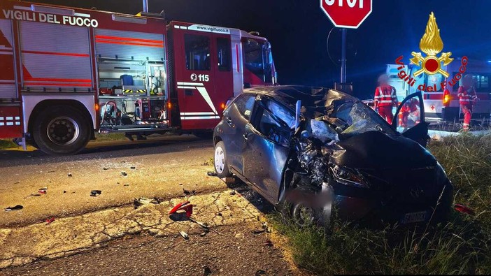 Le immagini dell'incidente della scorsa notte a Tradate dopo lo schianto tra un'auto e una moto