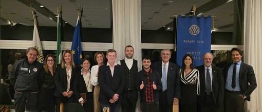 Nella foto alcuni ragazzi di PizzAut con le autorità intervenute alla giornata rotariana. Nella foto alcuni ragazzi di PizzAut con le autorità intervenute alla giornata rotariana.