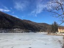 «Vietato camminare sul lago di Ghirla ghiacciato». Ma c'è chi infrange il provvedimento