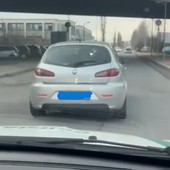 Il mezzo in fuga, inquadrato dall auto della Polizia Locale