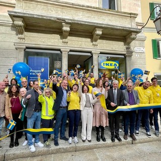 Taglio del nastro all'ingresso di piazza San Vittore per l'innovativo negozio Ikea nel cuore di varese