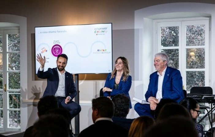 da sinistra Damiano Baccelloni direttore People &amp; Culture di Acinque, Simona Grandi, responsabile DE&amp;I di Acinque, Stefano Cetti, amministratore delegato Acinque