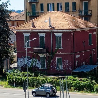 LA LETTERA. «Da vent'anni un pessimo biglietto da visita all'ingresso di Varese: Anas valorizzi o abbatta le ex case cantoniere»