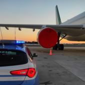Malpensa, furti nei bagagli dei passeggeri: fermati tre operatori aeroportuali, sequestrati beni di lusso per oltre 300mila euro Malpensa, furti nei bagagli dei passeggeri: fermati tre operatori aeroportuali, sequestrati beni di lusso per oltre 300mila euro
