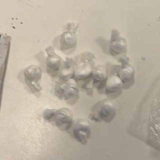 Il materiale sequestrato dagli agenti della Volante di Varese