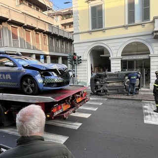 Lo scontro all'incrocio in centro a Varese con l'auto della polizia è l'articolo più letto della settimana