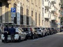 La polizia locale in via Cavour: sullo sfondo l'ambulanza La polizia locale in via Cavour: sullo sfondo l'ambulanza