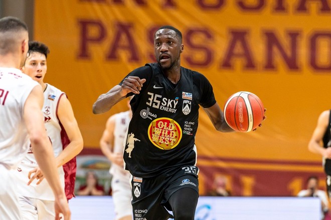 È propio Ikangi il primo colpo: ecco un'ala per la nuova Pallacanestro Varese È propio Ikangi il primo colpo: ecco un'ala per la nuova Pallacanestro Varese
