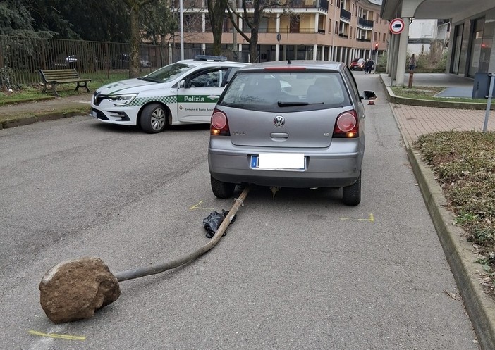 Incidente a Busto, palo si incastra sotto auto