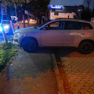 Ragazzino si sposta al volante e l'auto finisce sul marciapiede: paura per quattro bimbi a Olgiate