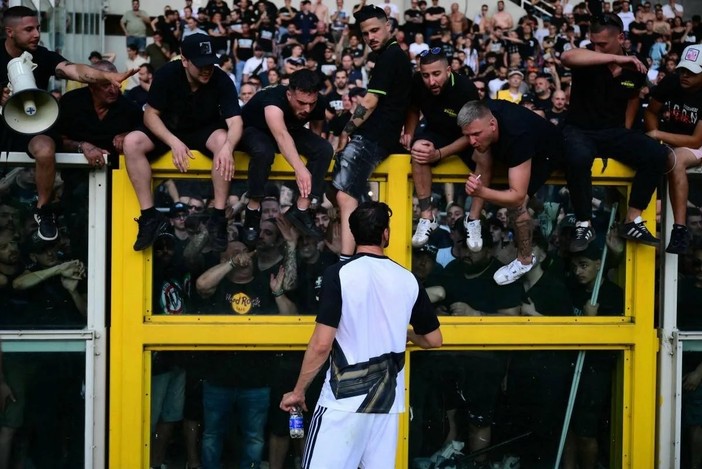 Torino-Juventus, derby rinviato alle 21.45. Gli scontri e la richiesta dei tifosi bianconeri: "Non giocate" Torino-Juventus, derby rinviato alle 21.45. Gli scontri e la richiesta dei tifosi bianconeri: "Non giocate"