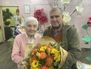 Alla signora Luigia un omaggio floreale dal presidente di ASFARM Fabio Mangini