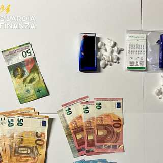 Il materiale sequestrato dalla Guardia di Finanza a Germignaga