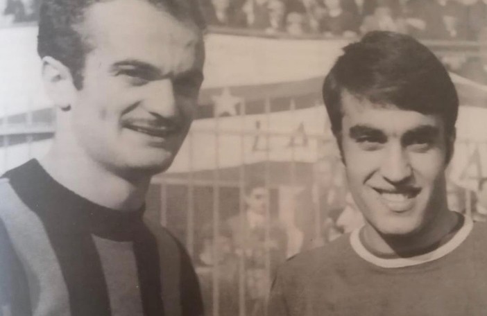 Anastasi con Sandro Mazzola il 25 febbraio 1968 all'ingresso in campo a San Siro (foto dal volume &quot;La Storia di Varese&quot; edito da Nicolini per l'Università dell'Insubria)