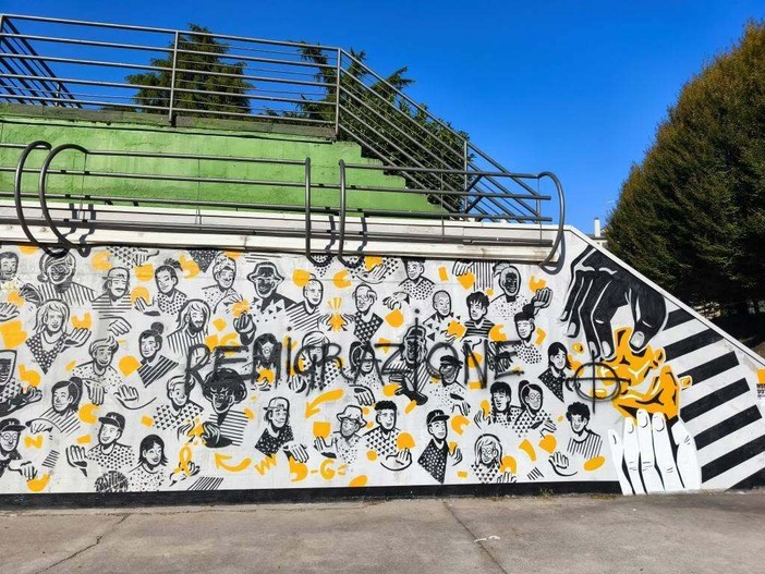 I murales danneggiati - foto dalla pagina Facebook