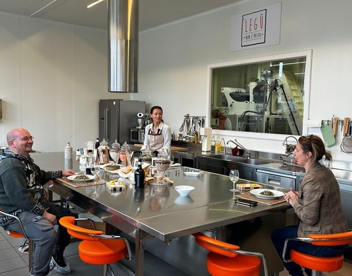 Monica Neri (al centro) con una una parte del suo staff nella sua cucina in azienda