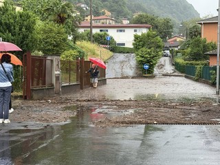 Allagamenti in via Monteggia a Laveno (foto di Monica Mattana da Laveno Mombello e dintorni) Allagamenti in via Monteggia a Laveno (foto di Monica Mattana da Laveno Mombello e dintorni)