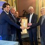 Antonio Belloni, secondo da destra, premiato in Salone Estense dal Lions Club Varese Prealpi con il Lumen Claro