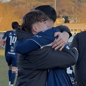 Simone Sassi, a sinistra, 19 anni il 5 gennaio, abbraccia Caverzasi a fine partita dopo aver deciso la sfida contro l'Oltrepò