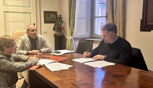 La foto inviata dalla Varese Turf &amp; Sport con la firma di ieri in Comune