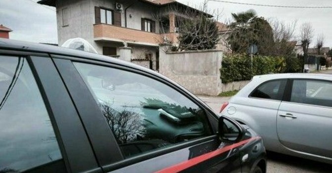 I carabinieri davanti all'abitazione