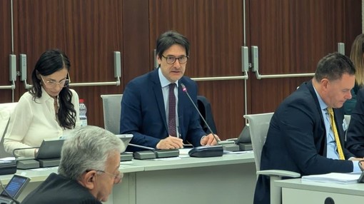 Il consigliere Licata (al centro) interviene durante la Sessione europea a Palazzo Pirelli