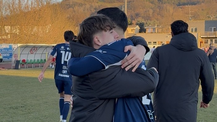 Simone Sassi, a sinistra, 19 anni il 5 gennaio, abbraccia Caverzasi a fine partita dopo aver deciso la sfida contro l'Oltrepò