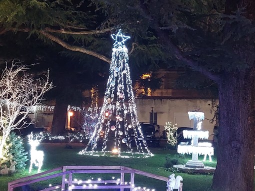 Il cortile di Villa Gonzaga a Olgiate si illumina per le feste