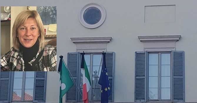 Le bandiere listate a lutto e il sindaco Mirella Cerini