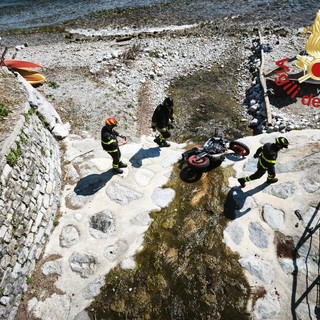 L'impressionante volo della moto dalla statale Regina (foto vigili del fuoco)