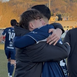 Simone Sassi, a sinistra, 19 anni il 5 gennaio, abbraccia Caverzasi a fine partita dopo aver deciso la sfida contro l'Oltrepò