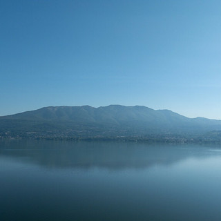 Calma piatta sotto il sole sul lago di Varese