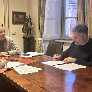 La foto inviata dalla Varese Turf &amp; Sport con la firma di ieri in Comune
