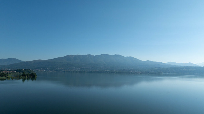 Calma piatta sotto il sole sul lago di Varese Calma piatta sotto il sole sul lago di Varese