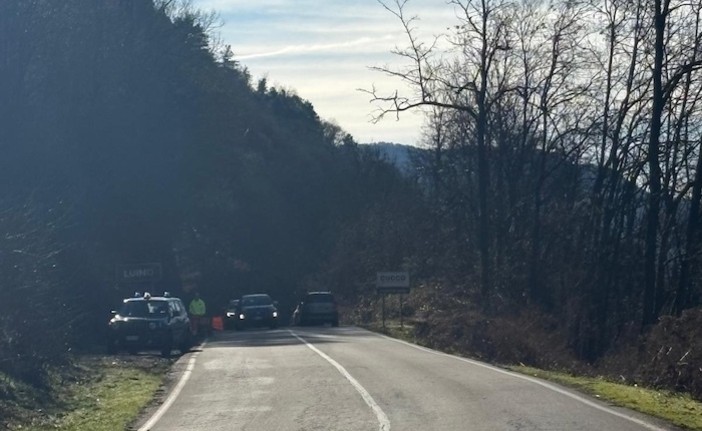 I carabinieri nei pressi del luogo del ritrovamento (foto LuinoNotizie)