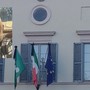Le bandiere listate a lutto e il sindaco Mirella Cerini