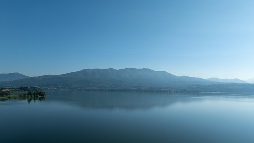 Calma piatta sotto il sole sul lago di Varese Calma piatta sotto il sole sul lago di Varese