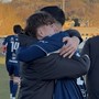 Simone Sassi, a sinistra, 19 anni il 5 gennaio, abbraccia Caverzasi a fine partita dopo aver deciso la sfida contro l'Oltrepò Simone Sassi, a sinistra, 19 anni il 5 gennaio, abbraccia Caverzasi a fine partita dopo aver deciso la sfida contro l'Oltrepò