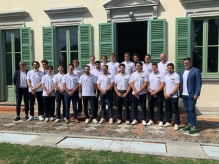 I Mastini fuori dalla Villa Napoleonica di Ville Ponti: buon viaggio, gialloneri
