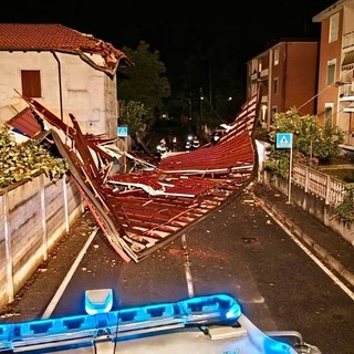 Nella foto dei vigili del fuoco alcuni danni provocati dal maltempo la scorsa notte