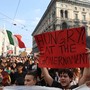 Milano: tavolini lanciati contro polizia e cariche, ci sono feriti Milano: tavolini lanciati contro polizia e cariche, ci sono feriti