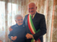 Cento anni per la signora Angelina Betti, qui con Massimo Mastromarino, sindaco di Lavena Ponte Tresa