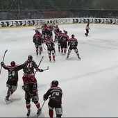 Tutto il Caldaro in pista ad Aosta sul suo portierone Samuel Rohregger (22 anni) dopo i tiri di rigore. Sotto le esultanze dopo i due gol nei 60 minuti