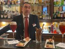 Marco Olivieri, esperto barman da vent'anni al Palace, con due "Sbagliatissimi" al bancone del bar interno Marco Olivieri, esperto barman da vent'anni al Palace, con due "Sbagliatissimi" al bancone del bar interno