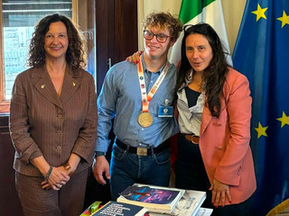 Riccardo Maino con la deputata bustocca della Lega, Manuela Maffioli, e il Ministro per le Disabilità Alessandra Locatelli