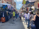 Uomo in carrozzina semina il caos al mercato di Luino: insulti, urla e resistenza ad agenti
