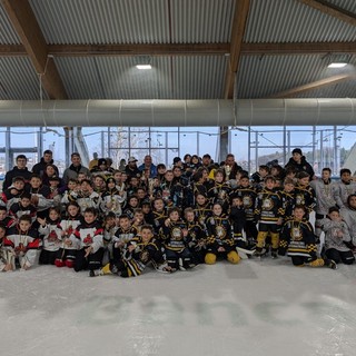 Il gruppone di under 10 che ha ricordato Marco Fiori nel settimo Memorial andato in scena oggi al palaghiaccio (Foto HC Varese 1977, che ringraziamo)