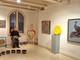 Michele Cataleta tra le opere della mostra d'arte contemporanea alla Torre delle Arti di Bellagio